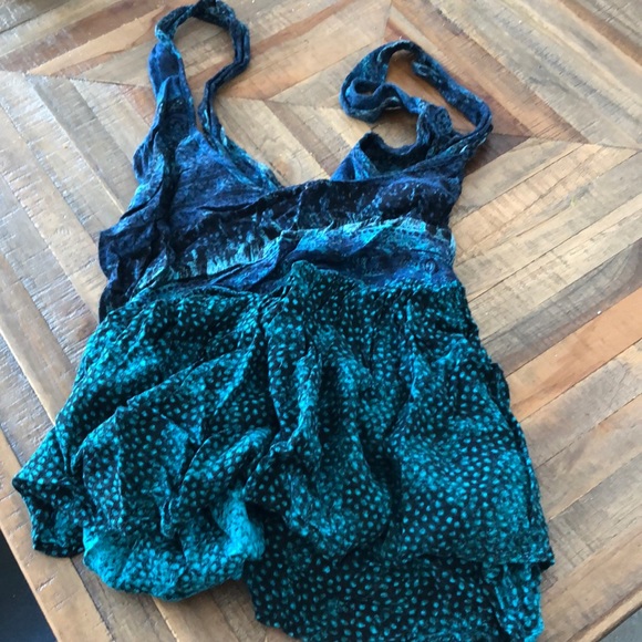 Turquoise patterned flowy top - Picture 3 of 3